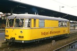 1972 wurde im Aw Kassel der ausgemusterte VT 795 471 zum Indusi-Prüffahrzeug 724 003-9 umgebaut. Das beim Bw Wuppertal stationierte Bahndienstfahrzeug wurde zur Prüfung der Indusi-Streckeneinrichtungen eingesetzt, hier im Bahnhof Solingen-Ohligs (heute Solingen Hbf). (06.04.1988) <i>Foto: Joachim Bügel</i>