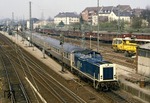 Eine umsteigefreie Verbindung von Remscheid nach Köln stellte N 5786 dar, der gerade von 212 279 gezogen den Bahnhof Solingen-Ohligs (heute Solingen Hbf) verlässt. (06.04.1988) <i>Foto: Joachim Bügel</i>