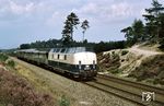 211 142 (Bw Oldenburg) mit einem Personenzug aus Emden südlich von Lathen. (23.07.1977) <i>Foto: Bernd Kappel</i>