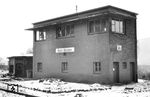 Das Wärtstellwerk "Mo" im Bahnhof Hann. Münden. Das mechanische Stellwerk ging 1930 in Betrieb und am 26.10.1980 vom Netz. Das Gebäude wurde abgerissen. (01.1958) <i>Foto: Winfried Gronwald</i>