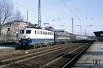 110 285 vor dem aus russischen und DB-Wagen gebildeten D 240 (Moskau - Paris) in Solingen-Ohligs (heute Solingen Hbf). (15.04.1988) <i>Foto: Joachim Bügel</i>