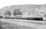 01 091 führt den F 10 "Rheingold" (Hoek van Holland - Basel SBB) bei Werlau kurz vor St. Goar. (05.06.1955) <i>Foto: Carl Bellingrodt</i>