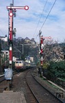 Die letzte "Formsignalinsel" auf der linken Rheinstrecke war der Bahnhof St. Goar. Hier passiert 103 136 vor EC 11 nach Zürich kurz vor der Umstellung auf Lichtsignaltechnik die alten Ausfahrsignale in der nördlichen Bahnhofsausfahrt. (15.04.1988) <i>Foto: Wolfgang Bügel</i>