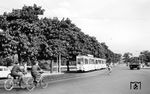 Tw 17 (Neufahrzeug 1955, Rathgeber/Siemens Verbandstyp) mit Bw 186 und 188 (Neufahrzeuge 1954, Rathgeber Verbandstyp) auf der Linie 2 zum Hauptbahnhof am Platz der Deutschen Einheit in Darmstadt. (14.07.1959) <i>Foto: Aad van Ooy</i>