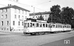 Tw 39 (Gastell/Siemens, Baujahr 1913) mit Bw 142 und 138 (Gastell, Baujahr 1927) auf der Linie 8 nach Arheilgen in der Heidelbergerstraße (Bundesstraße 3) in Darmstadt. (14.07.1959) <i>Foto: Aad van Ooy</i>