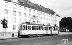 Tw 56 (Gastell/Siemens, Baujahr 1925) mit Bw 119 (MAN, Baujahr 1920) auf der Linie 5 zur Heinheimerstraße am Schwarzwaldring in Höhe des Darmstädter Ostbahnhofs. (14.07.1959) <i>Foto: Aad van Ooy</i>
