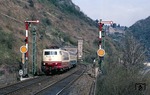 Eine betriebliche Besonderheit bei der DB war die Ausrüstung des Gleiswechselbetriebs mit Formsignalen bei St. Goar auf der linken Rheinstrecke. 103 128 kommt vor EC 25 "Erasmus" (Amsterdam - Innsbruck) dem Fotografen aus dem 367 m langen Bank-Tunnel entgegen. (15.04.1988) <i>Foto: Wolfgang Bügel</i>