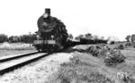 Ein Güterzug mit einer unerkannt gebliebenen TE (ex DRG Baureihe 52) auf der Strecke von Liepaja (dt. Libau) nach Ventspils (dt. Windau) entlang der Ostsee im Westen Lettlands. (1960) <i>Foto: Slg. Eisenbahnstiftung</i>