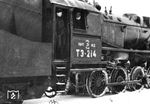 TE-214 des Depot Riga im Wintereinsatz in Valmiera (dt. Wolmar) im Norden Lettlands. Die bei der BMAG gebaute Lok war ursprünglich noch als 50 3258 zur Auslieferung vorgesehen. Nach der Abnahme im Reichsbahnausbesserungswerk Brandenburg West ging sie am 24.01.1943 als 52 214 an die RBD Posen. Bei Kriegsende befand sie sich bei der Österreichischen Staatseisenbahn und wurde am 08.12.1948 als Beutelok an die rumänische CFR abgegeben. Im Februar 1951 übernahm sie das sowjetische MPS. Sie gehörte zu den strategischen Reserveloks der SU und wurde erst im August 1989 ausgemustert. (1960) <i>Foto: Slg. Eisenbahnstiftung</i>