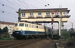 110 328 fährt vor dem Leerzug aus N 5408 in den Bahnhof Düsseldorf-Abstellbahnhof ein. (16.04.1988) <i>Foto: Wolfgang Bügel</i>