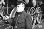 Der Lokführer Genosse Borisov G.T. inspiziert im lettischen Depots Jelgava (dt. Mitau) eine Lok der Baureihe 52 vor der Abfahrt. (1953) <i>Foto: Slg. Eisenbahnstiftung</i>