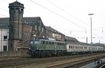 Vor dem Nahverkehrszug N 5420 nach Düsseldorf musste ausnahmsweise die Güterzuglok 140 674 aushelfen, hier vor dem Fabrikgelände der Auerhütte in Wuppertal-Unterbarmen. (16.04.1988) <i>Foto: Wolfgang Bügel</i>