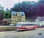Vor der "Restauration am Bahnhof" Wolkenstein steht der bekannte Büssing-Bus aus dem Jahr 1951, Typ U9 5000TU, der bei vielen EK-Fotofahrten in der DDR eingesetzt wurde. Büssing-Fahrzeuge waren in der DDR keine Seltenheit. Das sowjetische Militär hatte Lkw dieser Marke nach dem Krieg requiriert und war von ihnen angetan. Das Werk von DUX/Büssing-NAG in Leipzig-Wahren produzierte noch bis etwa 1955 Ersatzteile. Mit der Firma Wilhelm Wetzel in Gera gab es dort sogar eine Büssing-Vertragswerkstatt. Der Bus wurde Ende 1983 verschrottet, wohl auch, weil der Betrieb von Emil Mauersberger zuviel westliche Aufmerksamkeit bekam und schließlich noch verstaatlicht wurde. Die schnuckelige Minol-Tankstelle ist heute auch Geschichte. (04.09.1982) <i>Foto: Joachim Schmidt</i>