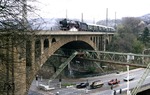 41 360 mit einem Sonderzug nach Düsseldorf auf der Wupperbrücke in Wuppertal-Zoo. (16.04.1988) <i>Foto: Joachim Bügel</i>