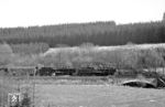 Auch im Februar 1976 gab es kaum Schnee, als sich 24 009 und 24 083 bei Brunskappel auf den Weg nach Winterberg machten. (22.02.1976) <i>Foto: Joachim Schmidt</i>