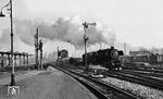 50 3047 (Bw Opladen) fährt mit einem Güterzug in den Güterbahnhof ihrer Heimatstadt ein. (11.1952) <i>Foto: Karl Wyrsch, Slg. D. Ammann</i>