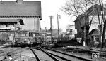 Am nördlichen Ende der Einfahrgleise aus Bergisch Born gab es im Bahnhof Remscheid-Lennep eine kleine Drehscheibe. Diese war wegen der beengten Platzverhältnisse statt der sonst üblichen Weichenharfe mit Ausziehgleis an dieser Stelle gebaut worden. Neben einem einzelnen VT 95 wurden hier auch die in Lennep beheimateten kleinen preußischen Tenderloks wie die pr. T 12 oder T 13 gedreht.  (11.1952) <i>Foto: Karl Wyrsch, Slg. D. Ammann</i>