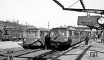 Nochmals die beiden VT 95 963 (links) als To 1020 nach Opladen und VT 95 967 als To 1543 nach Gummersbach im Bahnhof Remscheid-Lennep. Links werden am Schlusswagen des P 3946 nach Wuppertal-Oberbarmen gerade in akrobatischer Einlage die Zugschlusssignale angebracht. (11.1952) <i>Foto: Karl Wyrsch, Slg. D. Ammann</i>