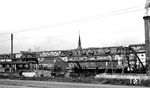 Im Bahnhof Wuppertal-Oberbarmen angekommen, fuhren Karl Wyrsch zwei Schwebebahnen vor die Linse. Links ist ein Wagen der Baureihe 1903 zur Station Wupperfeld unterwegs, rechts wird ein Neubauwagen der Baureihe 1950 gleich in die Endstation Oberbarmen einfahren. (11.1952) <i>Foto: Karl Wyrsch, Slg. D. Ammann</i>