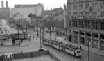Straßenbahnen auf der Linie 9 (Kleinhadern – Westend – Theresienwiese – Hauptbahnhof – Marienplatz – Max-Weber-Platz – Bogenhausen) am Hotel Esplanade nahe des Münchener Hauptbahnhofs. (13.07.1952) <i>Foto: Karl Wyrsch, Slg. D. Ammann</i>