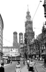 Eine Straßenbahn am Münchener Marienplatz vor dem Rathaus(turm) mit seinem berühmten Glockenspiel und den Türmen der Frauenkirche. (13.07.1952) <i>Foto: Karl Wyrsch, Slg. D. Ammann</i>