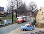 Bei der ersten von Joachim Schmidt organisierten DDR-Reise für westdeutsche Eisenbahnfreunde kam dieser Büssing-Bus aus dem Jahr 1951 zum Einsatz. Bei Großrückerswalde begegnet er einem Trabant.  (24.04.1982) <i>Foto: Joachim Schmidt</i>
