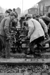 Austausch des Herzstücks einer Weiche mit viel Handarbeit im Bahnhof Neckargemünd. (15.03.1963) <i>Foto: Alfred Volk</i>