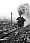 44 1437 vom Bw Mannheim kachelt mit einem Güterzug an der Gleisbaustelle in Neckargemünd vorbei. (15.03.1963) <i>Foto: Alfred Volk</i>