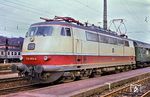 Vorserien-Lok 103 003 vom Bw Hamburg-Eidelstedt vor einem Schnellzug in Würzburg Hbf.  (05.1974) <i>Foto: Manfred van Kampen</i>