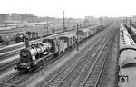 57 3120 vom Bw Frankfurt (Main) Ost hat in ihrem Heimat-Bahnhof einen Güterzug übernommen. Im Hintergrund ist 74 768 tätig. (19.07.1957) <i>Foto: Jacques H. Renaud</i>