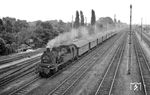 78 194 (Bw Aschaffenburg) mit P 2322 aus Aschaffenburg im Bahnhof Frankfurt Ost. (19.07.1957) <i>Foto: Jacques H. Renaud</i>
