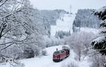 In Erinnerung an die Wintersportzüge der Bundesbahn in den 1980er Jahren fuhr V 200 033 (mit 212 079) vor einem Sonderzug von Hamm nach Winterberg. Bei Silbach machte das Wetter dem Namen des Zielortes alle Ehre. (28.01.2023) <i>Foto: Joachim Schmidt</i>