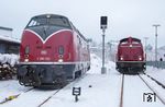 V 200 033 und 212 079 der Hammer Eisenbahnfreunde im Bahnhof Winterberg. (28.01.2023) <i>Foto: Joachim Schmidt</i>