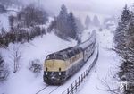 Im leichten Schneetreiben fährt 221 102 durch den Bahnhof Silbach. Im Vergleich zum Sonderzug der Hammer Eisenbahnfreunde vom Januar 2023 wirkten die damaligen, bis zu 12 Wagen langen Züge gewaltig.  (12.02.1981) <i>Foto: Joachim Schmidt</i>