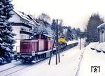 In Winterberg war für die Schneeräumung ein Bagger auf einem Flachwagen stationiert, mit dem die Schneemassen geladen wurden, um auf dem Streckenstück Richtung Hallenberg wieder entladen zu werden.  (25.01.1984) <i>Foto: Joachim Schmidt</i>