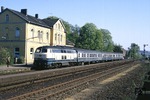 215 123 vor N 7619 nach Kall im Bahnhof Weilerswist auf der Eifelbahn. (24.04.1988) <i>Foto: Wolfgang Bügel</i>