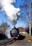 991 1749 verlässt mit P 14472 den Haltepunkt Oybin Niederdorf. Zwei Kilometer weiter hat der Zug das Ziel seiner Reise erreicht. (11.11.1989) <i>Foto: Wolfgang Bügel</i>