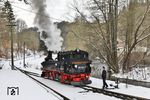 Pünktlich zum Beginn der Winterferien in Sachsen dampfte die Preßnitztalbahn im Erzgebirge wieder durch das Preßnitz- und Schwarzwassertal. Diesmal kam 99 1568 zum Einsatz, die hier im Bahnhof Steinbach (bei Jöhstadt) umsetzt. (05.02.2023) <i>Foto: Joachim Bügel</i>