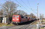 Auch 2023 ist die schon lange totgesagte Baureihe 151 immer noch vor ihrer "Stammleistung" im Einsatz: 151 058 und 151 046 vor GAG 60715 (Oberhausen West - Andernach) am Bü Kaiserstraße in Immigrath zwischen Hilden und Opladen. (14.02.2023) <i>Foto: Joachim Bügel</i>