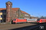 Die passende Loknummer vor dem passenden Zug: 101 044 vor IC 2044 (Dresden - Offenburg) in Wuppertal-Unterbarmen. Rechts fährt eine S 8 (1440 305) nach Hagen davon. (07.02.2023) <i>Foto: Wolfgang Bügel</i>