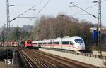 In Wuppertal-Sonnborn begegnen sich 403 511 als ICE 517 (Hamburg-Altona - München Hbf) und 187 166 mit EZ 51503 nach Hagen-Vorhalle. (09.02.2023) <i>Foto: Wolfgang Bügel</i>