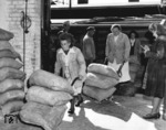Anlieferung von Zuckersäcken während der Berlin Blockade (vom 24. Juni 1948 bis 12. Mai 1949). (1949) <i>Foto: Joe Schuppe</i>