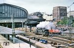Die Altonaer 78 360 dampft als Lz durch den Hamburger Hauptbahnhof. Erst 1966 hatte die Lok im Aw Lingen eine Wendezugeinrichtung und Indusi erhalten. Ende 1967 wurde sie abgestellt.  (17.06.1967) <i>Foto: Robin Fell</i>