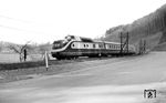 Ein VT 11 als TEE 78 "Helvetia" nach Zürich im Werratal bei Albungen. (01.05.1958) <i>Foto: Winfried Gronwald</i>