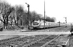 In der Wochenend- und Fei­er­tags­zug­bil­dung mit VT 11 5008 und VT 08 502 fährt der TEE 77 "Helvetia" durch den Bahnhof Eschwege West nach Nor­den. (01.05.1958) <i>Foto: Winfried Gronwald</i>