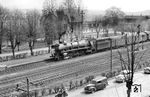 01 1103 (Bw Bebra) rauscht mit dem D 483 (Stuttgart - Würzburg - Hamburg) durch den Bahnhof Eschwege West. (01.05.1958) <i>Foto: Winfried Gronwald</i>
