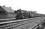 44 484 vom Bw Göttingen Vbf rollt mit einem Güterzug in Richtung Hannover durch den Bahnhof Reichensachsen. (01.05.1958) <i>Foto: Winfried Gronwald</i>