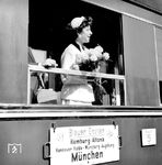Mit dem neuen 1951 geschaffenen neuen Fernzugnetz setzte die junge Bundesbahn in der Relation München – Hamburg auf der Nord-Süd-Strecke und dem kurzen Weg über Würzburg und Treuchtlingen erstmals den Premiumzug "Blauer Enzian" (F 55/56) ein, der nur die 1. Wagenklasse führte. Das Bild entstand bei Filmaufnahmen in München Hbf. (1956) <i>Foto: BD München (Steidl)</i>