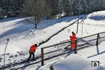 Bei Temperaturen bis -12 Grad sorgte ein mobiler Schneeräumtrupp für den reibungslosen Betriebsablauf der Bahn, hier im Bahnhof Hammerunterwiesenthal. Der Personaleinsatz zahlt sich aus. Auch im Winter ist die Bahn kaum von Störungen betroffen. (08.02.2023) <i>Foto: Joachim Bügel</i>