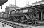 41 281 (Bw Kassel) ist mit E 3229 (Kassel - Bebra) im Bahnhof Bebra eingetroffen.  (1965) <i>Foto: Robin Fell</i>